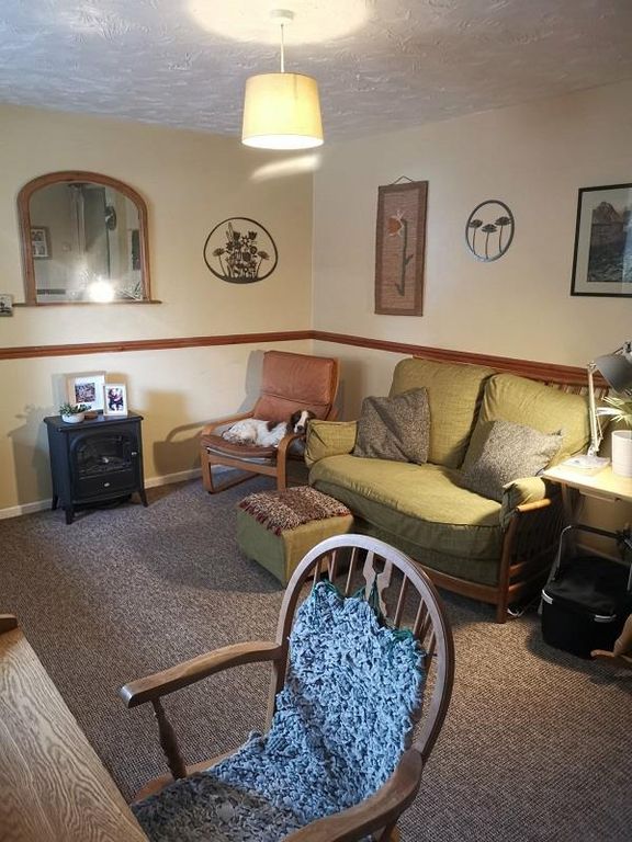 Property photo 2 of 15 33 Chichester - Lounge.Jpg