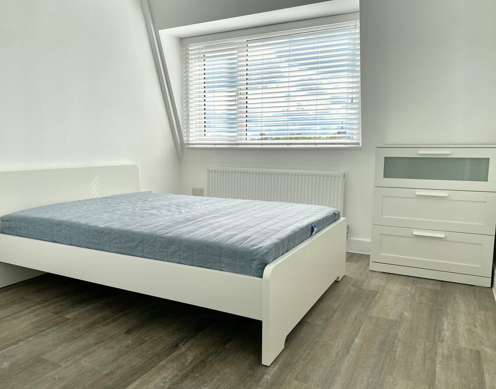 Property photo 2 of 6 Bedroom