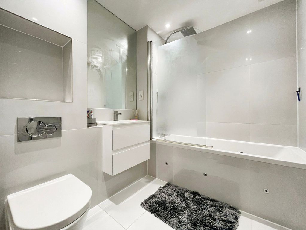 Property photo 3 of 11 Bathroom