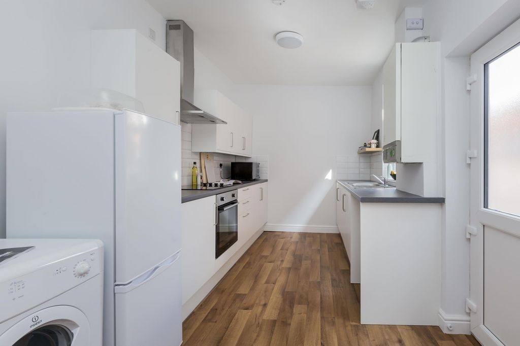 Property photo 2 of 10 Kitchen x 1