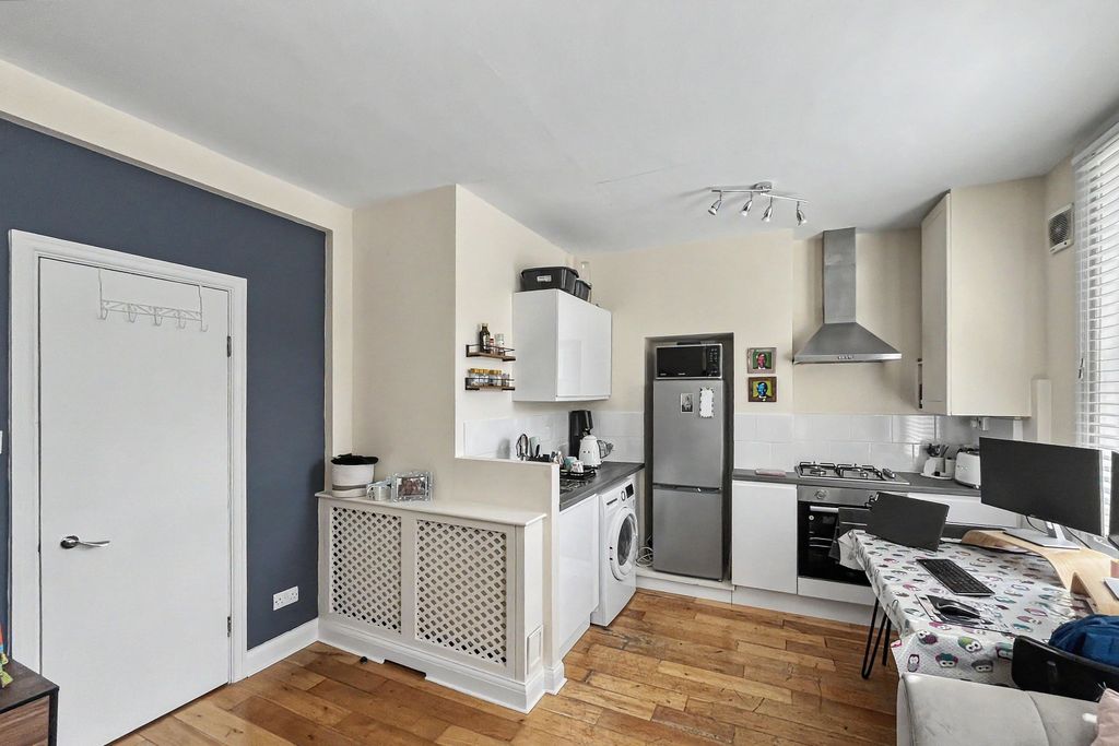 Property photo 3 of 9 Flat 3, 221 Lower Mortlake Road, Richmond, London, Tw9 2Ln