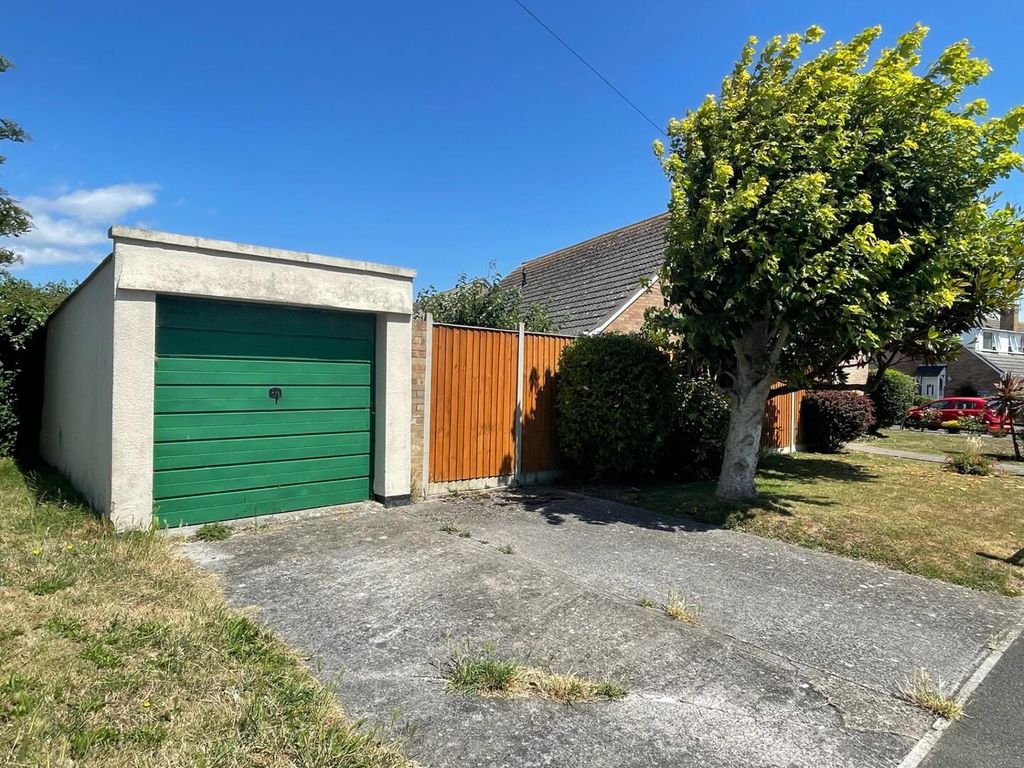 Property photo 2 of 18 Garage