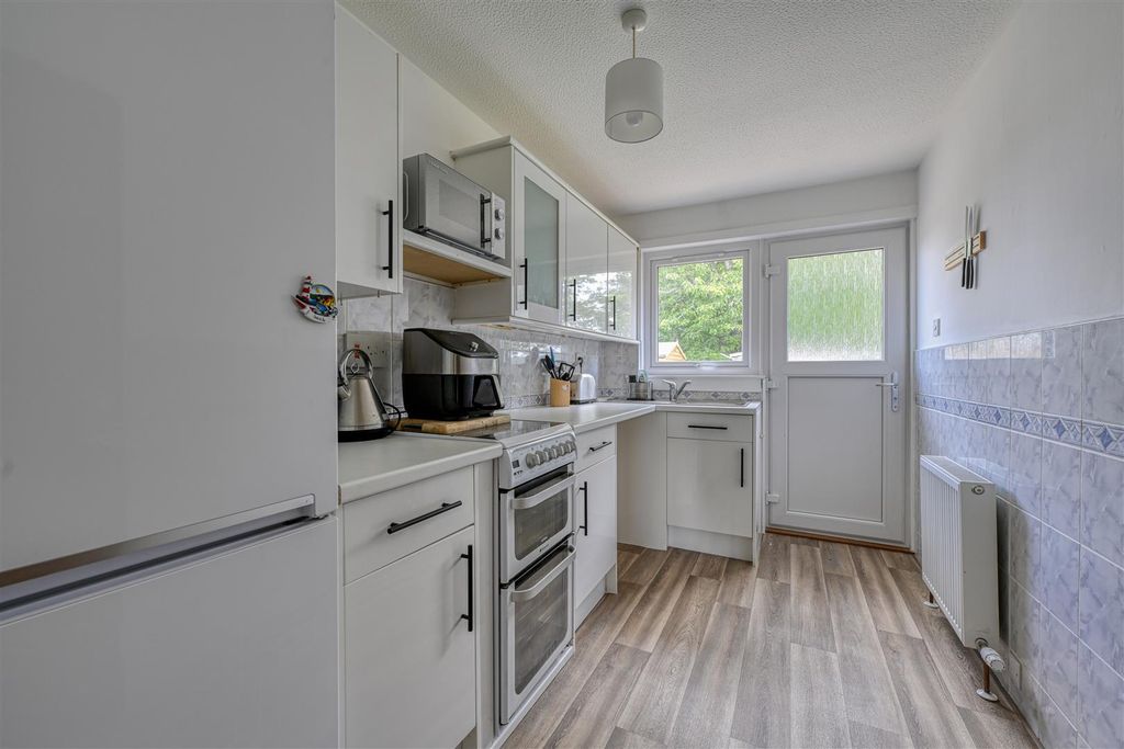 Property photo 3 of 11 Kitchen