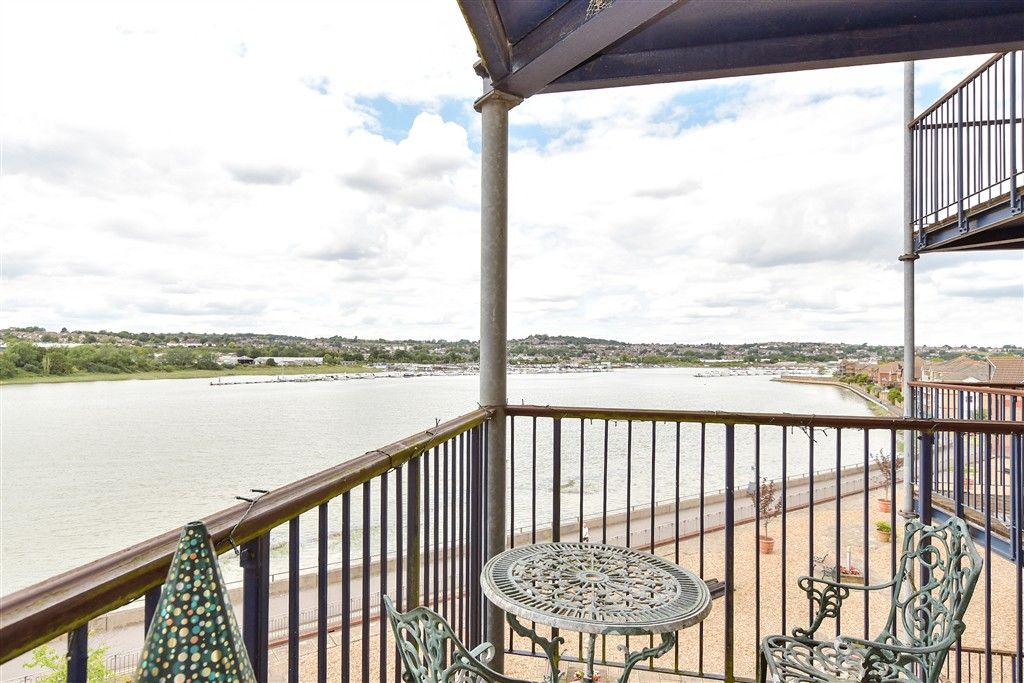 Property photo 3 of 7 Balcony
