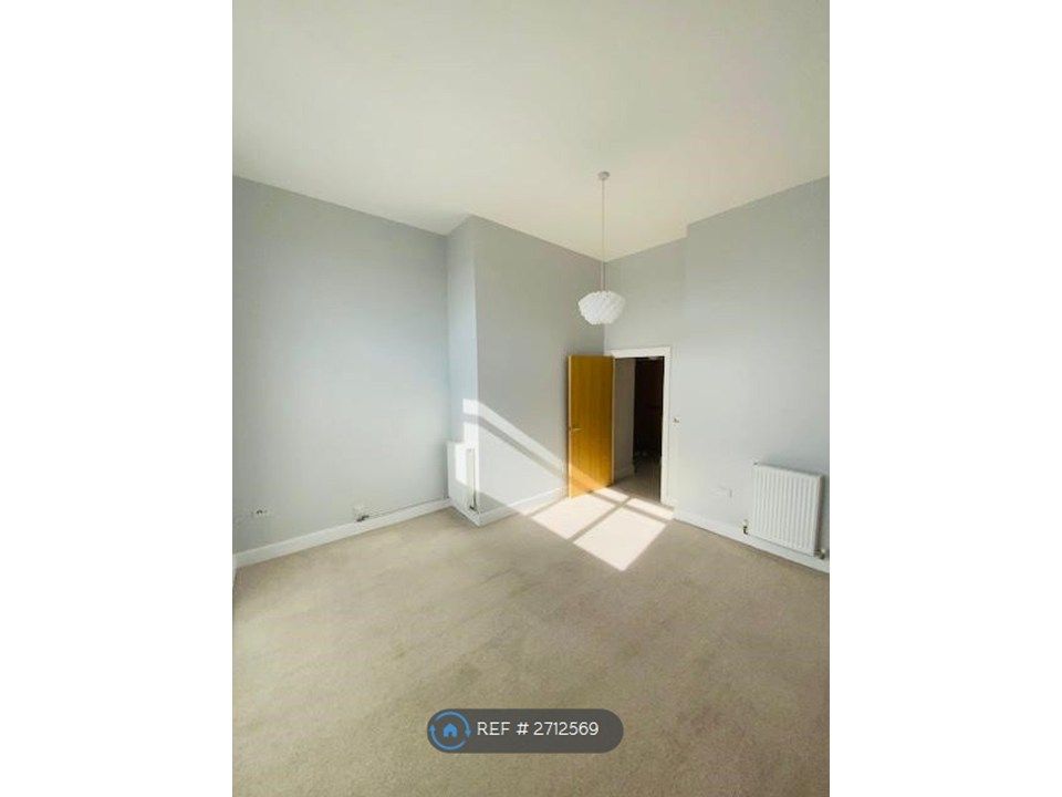 Property photo 3 of 13 Lounge