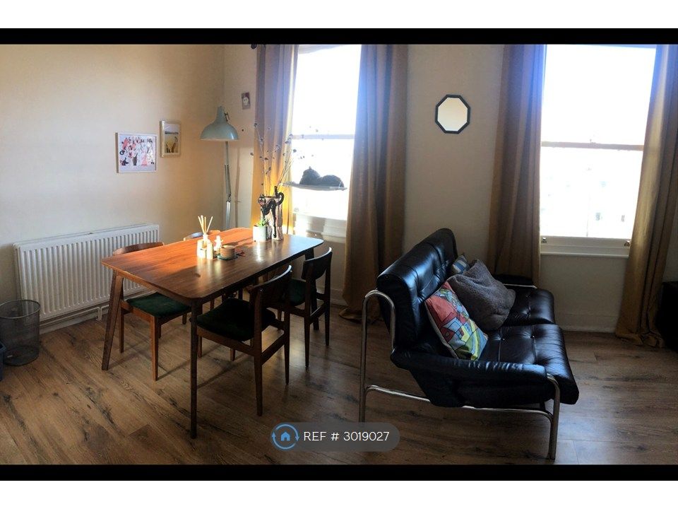 Property photo 3 of 10 Lounge