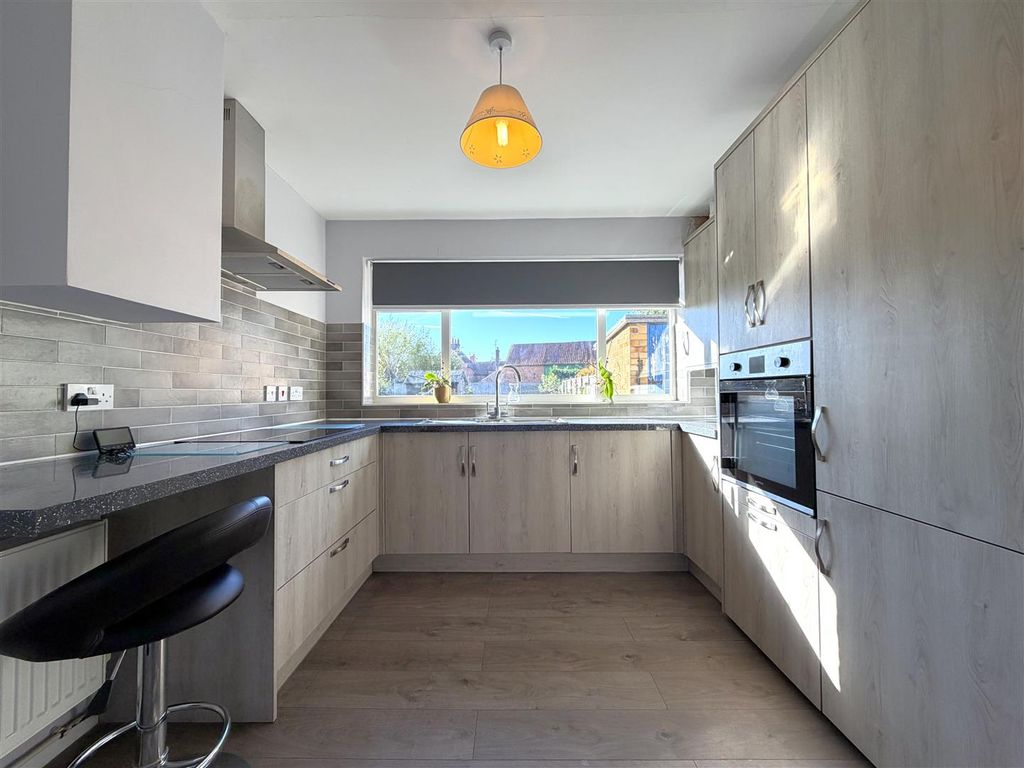 Property photo 2 of 16 Modern Breakfast Kitchen 942