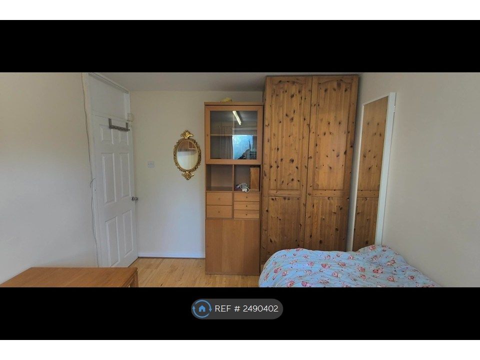 Property photo 2 of 6 Bedroom