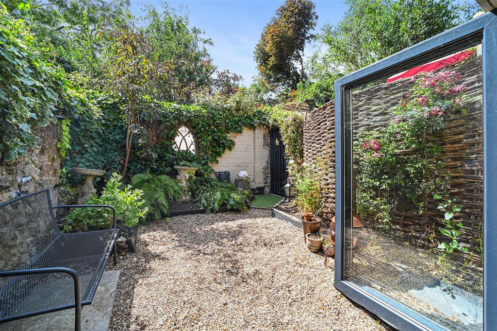 Property photo 2 of 16 Ht-Sheri-139Southgate-18.Jpg