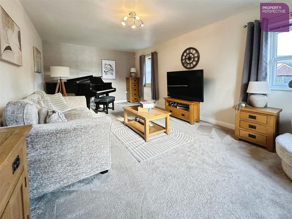 Property photo 3 of 20 Lounge