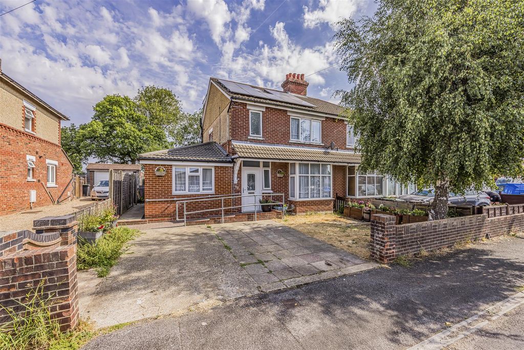Property photo 1 of 26 92 Jubilee Road, Waterlooville-Porticomarketing-So