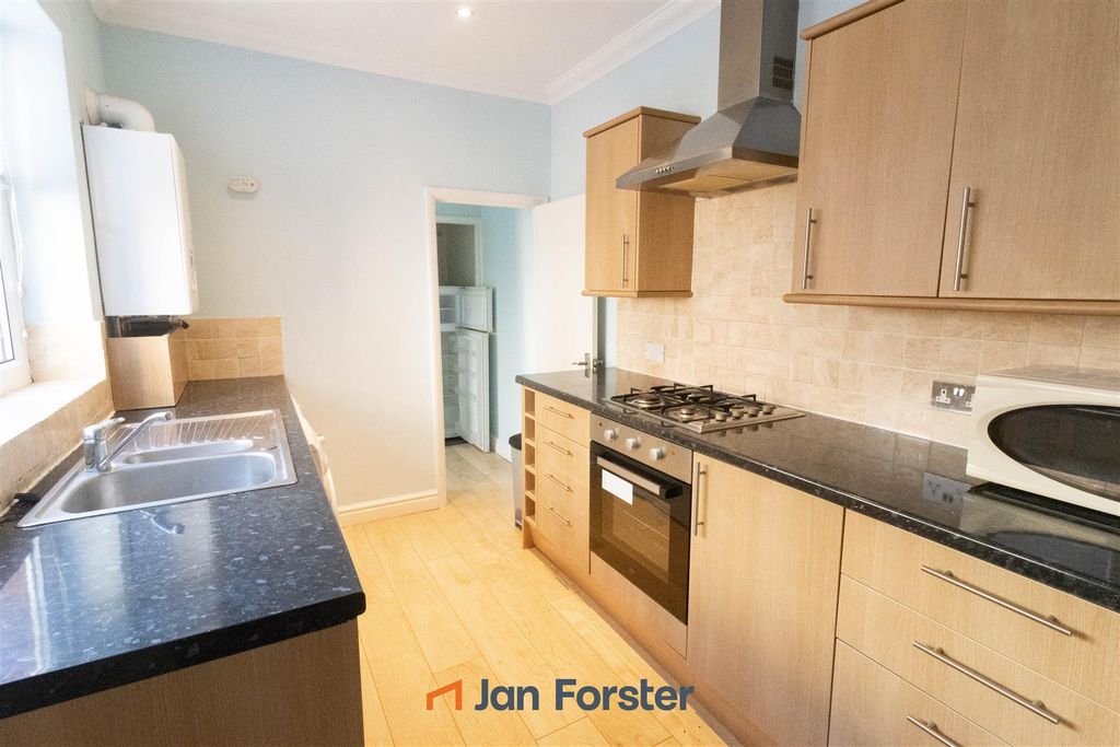 Property photo 3 of 11 Kitchen