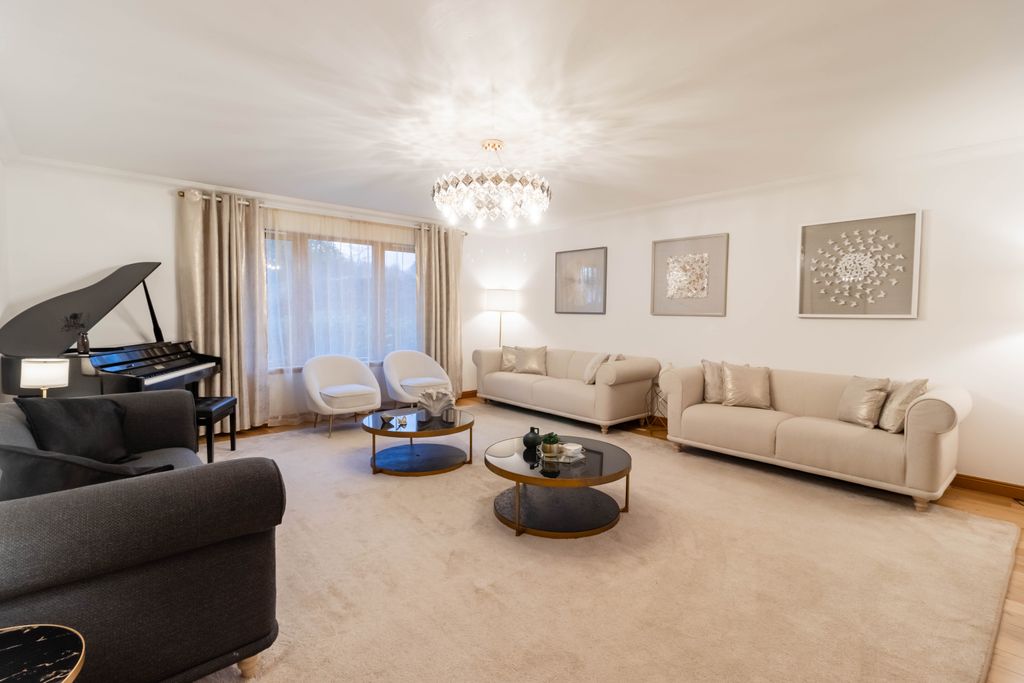 Property photo 3 of 39 Lounge