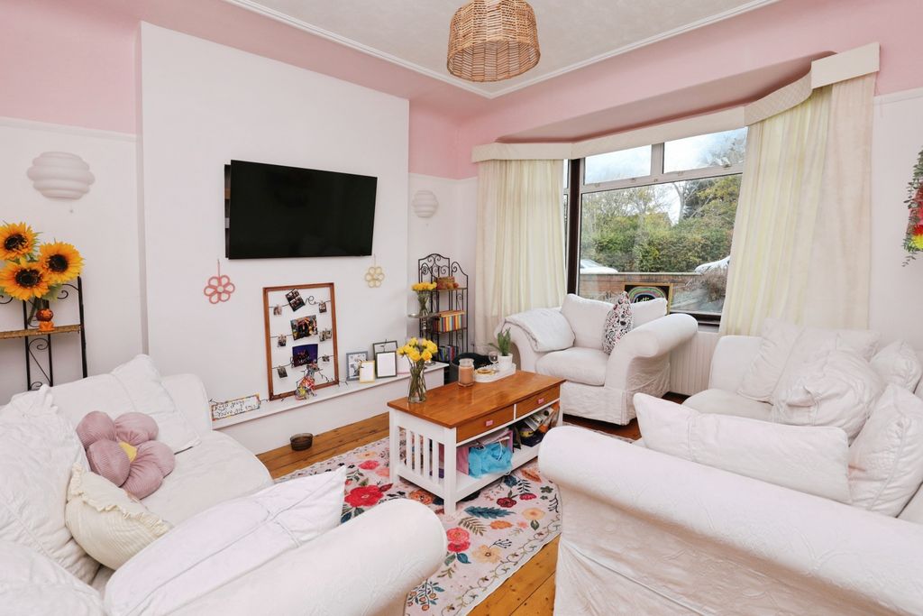 Property photo 3 of 15 Lounge