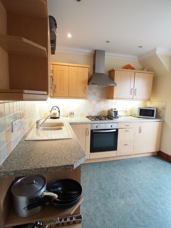 Property photo 3 of 10 Kitchen