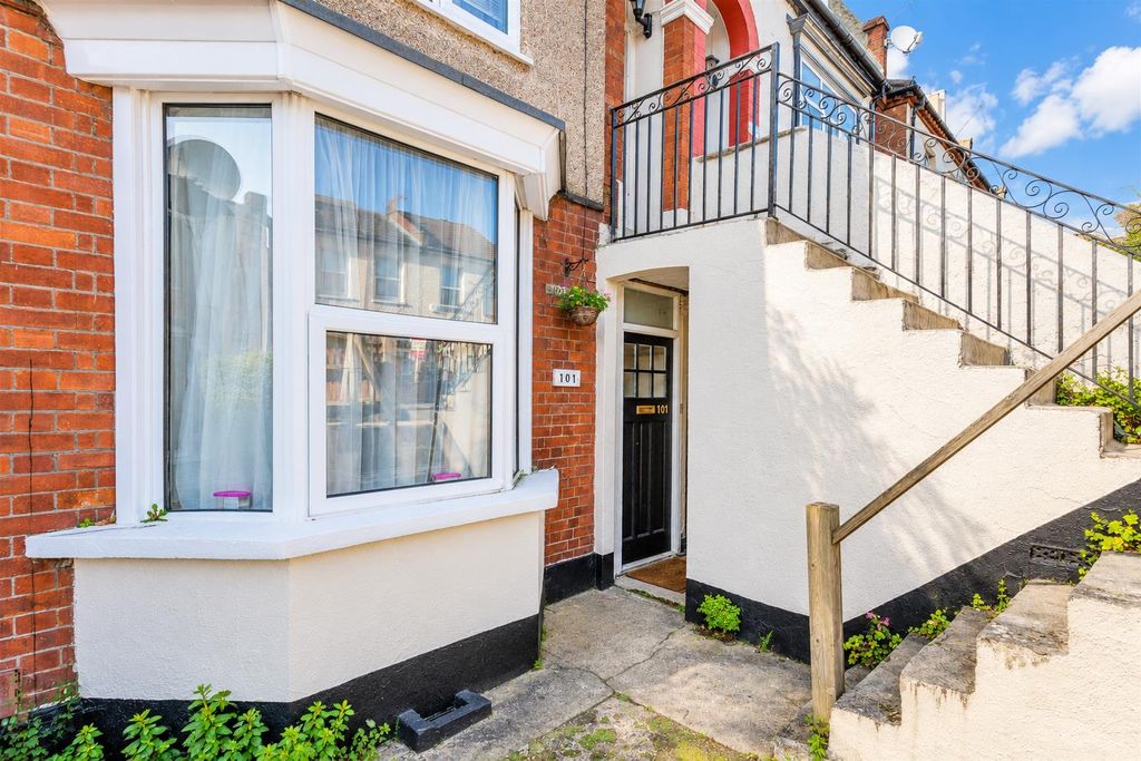Property photo 1 of 8 Sunny Terraced House Entrance At 101.Png