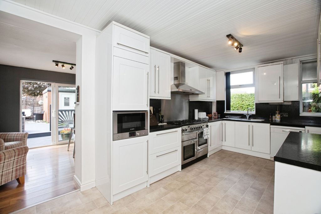 Property photo 3 of 25 Kitchen