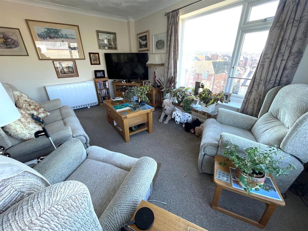 Property photo 3 of 11 4276 Lounge Alt..Jpg