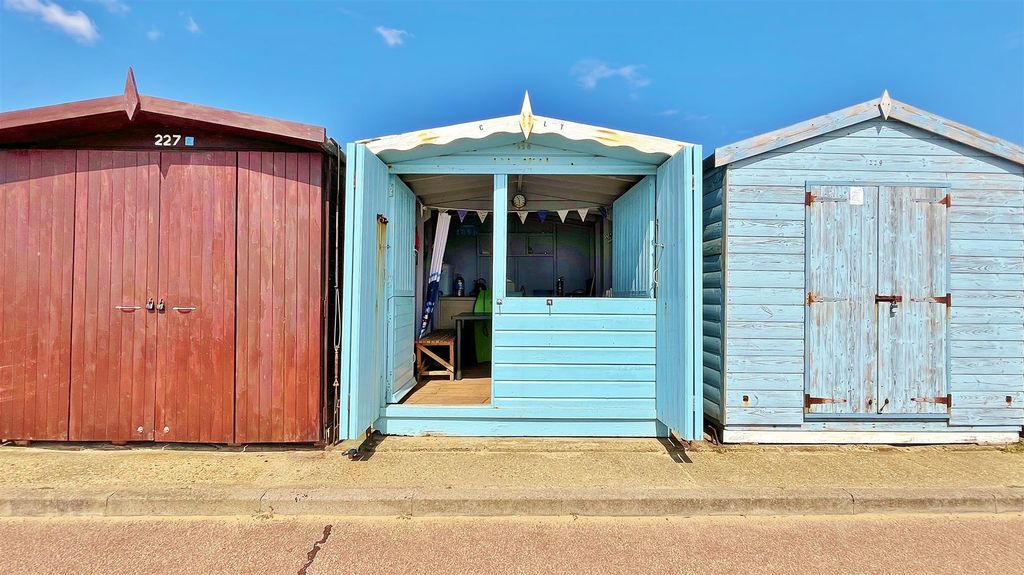 Property photo 1 of 12 Beach Hut
