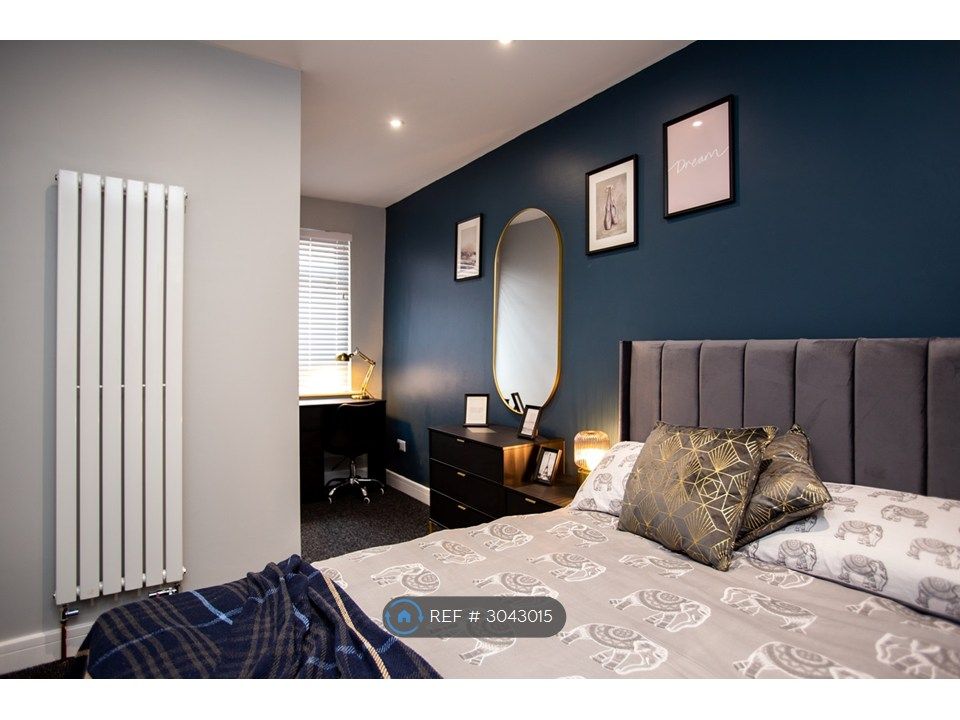Property photo 1 of 9 Room 4