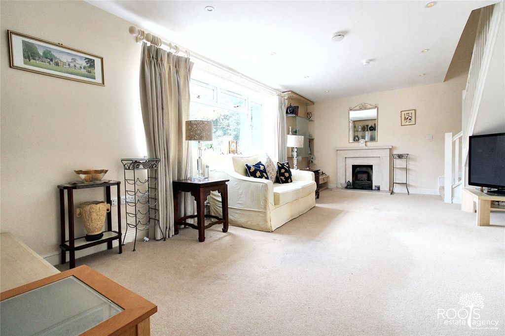 Property photo 3 of 14 Lounge