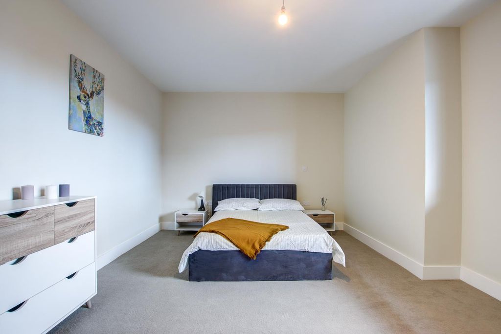 Property photo 2 of 6 Bedroom.Jpg