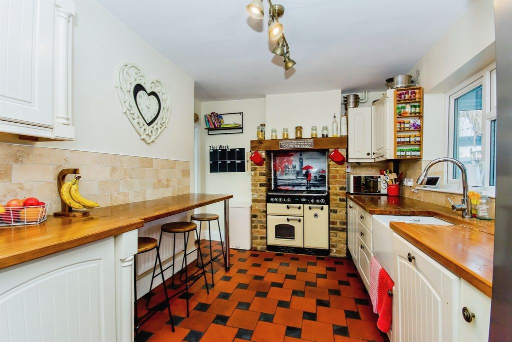 Property photo 2 of 28