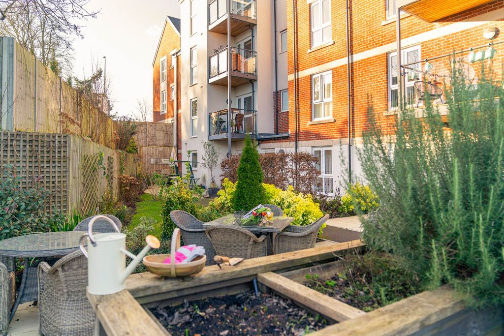 Property photo 2 of 15 Shared Gardens