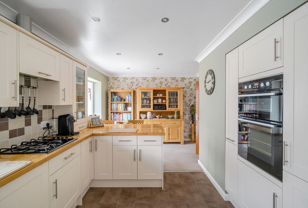 Property photo 2 of 20 1327201-10-688200...