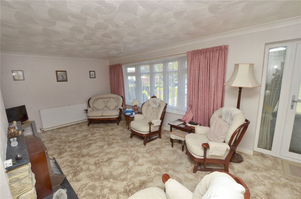 Property photo 2 of 16 Lounge