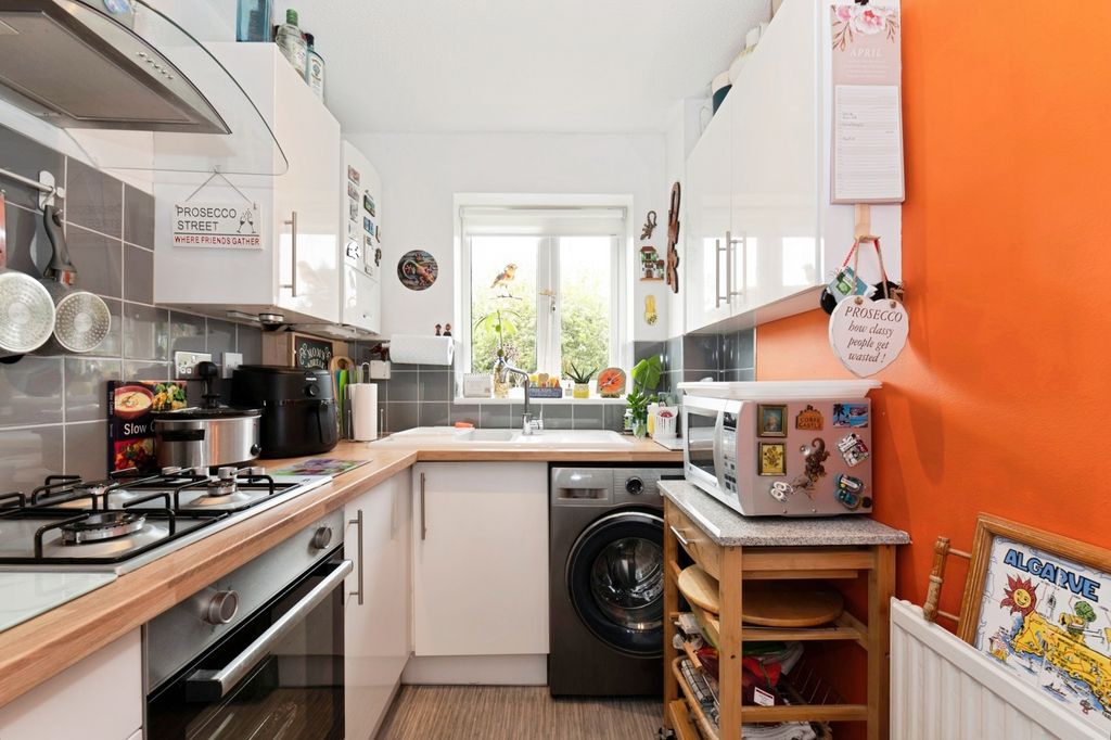 Property photo 3 of 10 Kitchen