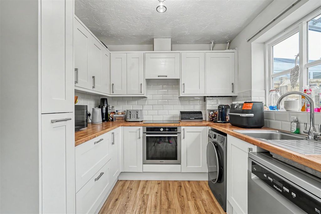 Property photo 2 of 9 Kitchen