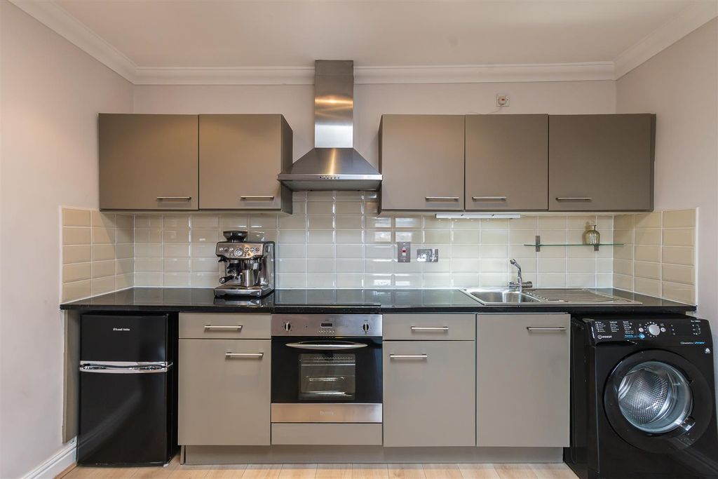 Property photo 3 of 18 Fitted Kitchen
