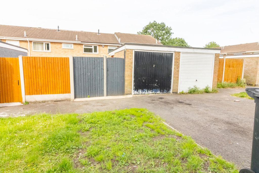 Property photo 2 of 17 Garage