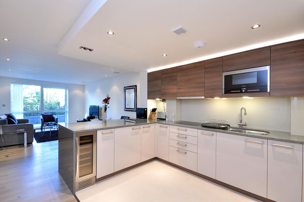 Property photo 3 of 10 Kitchen