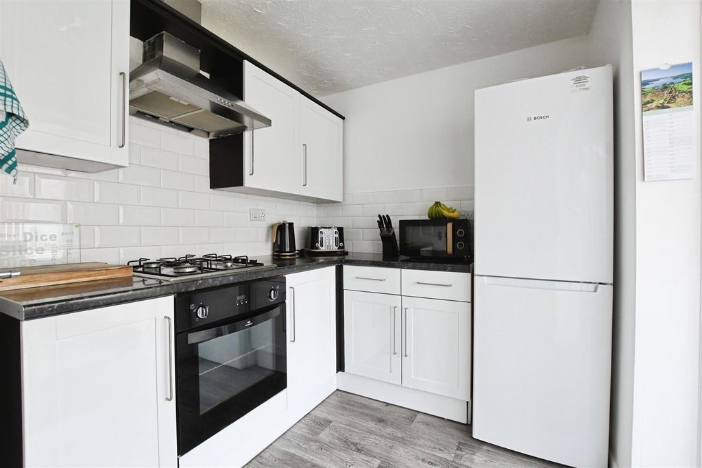 Property photo 2 of 14 Fitted Kitchen