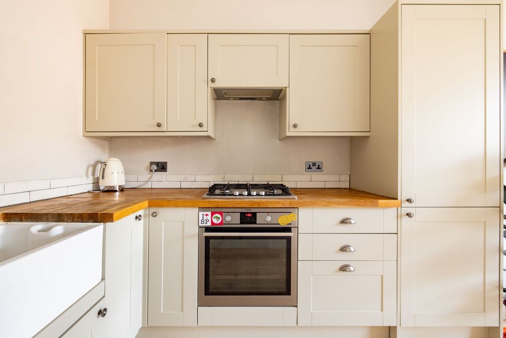 Property photo 3 of 11 Kitchen