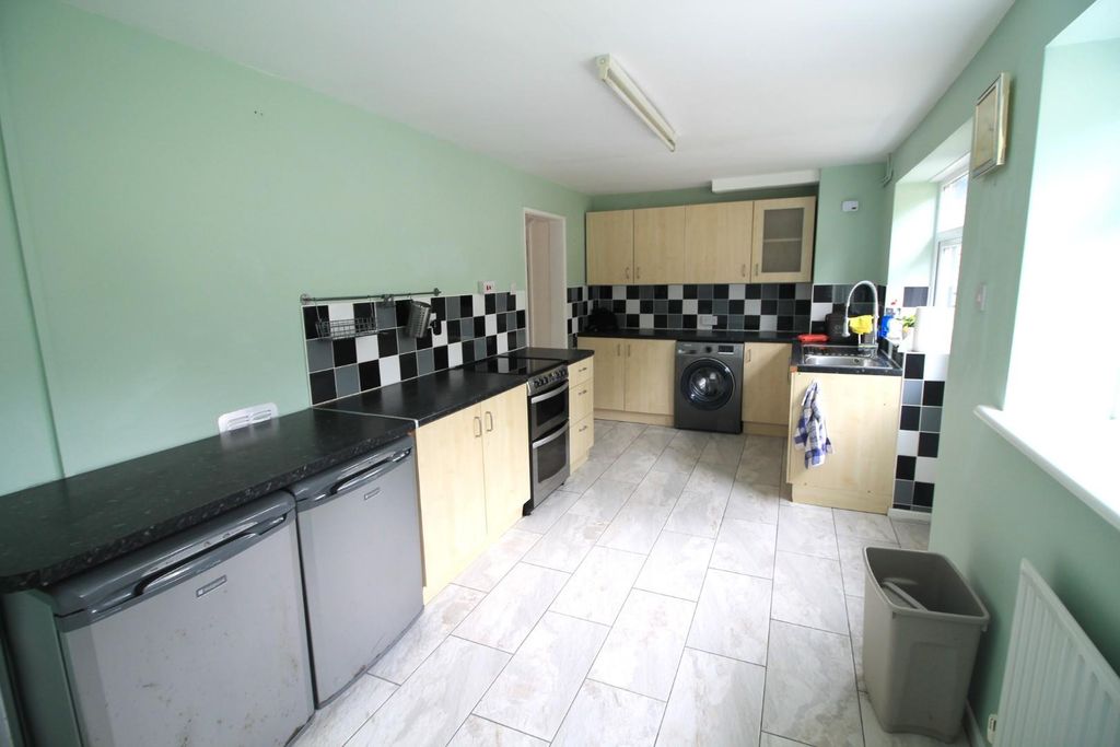 Property photo 3 of 10 Kitchen 2.Jpg