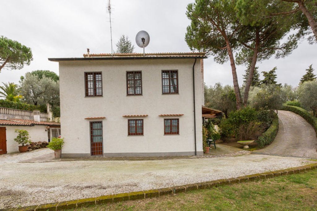 Property photo 2 of 28