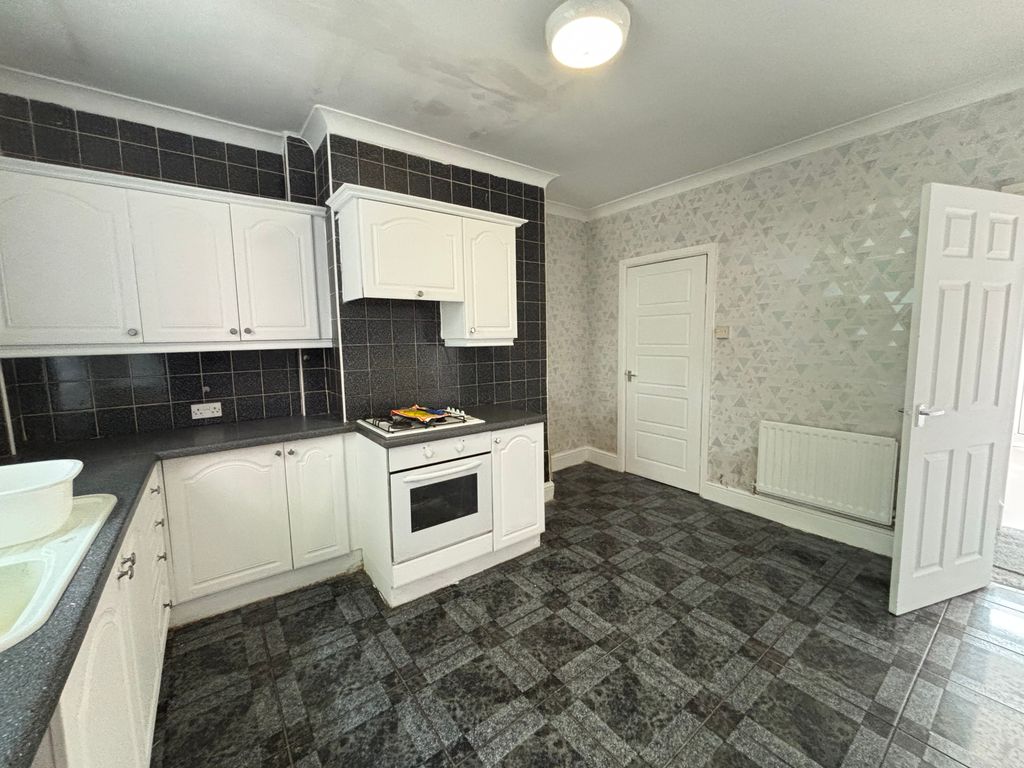Property photo 3 of 9 Integ Hob - Oven