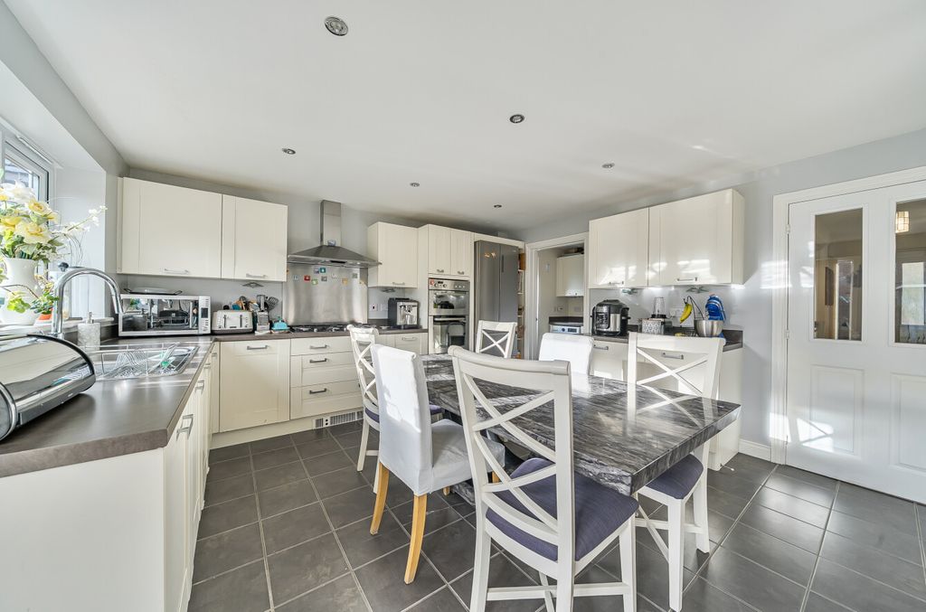 Property photo 3 of 12 1401727669737743E76cd