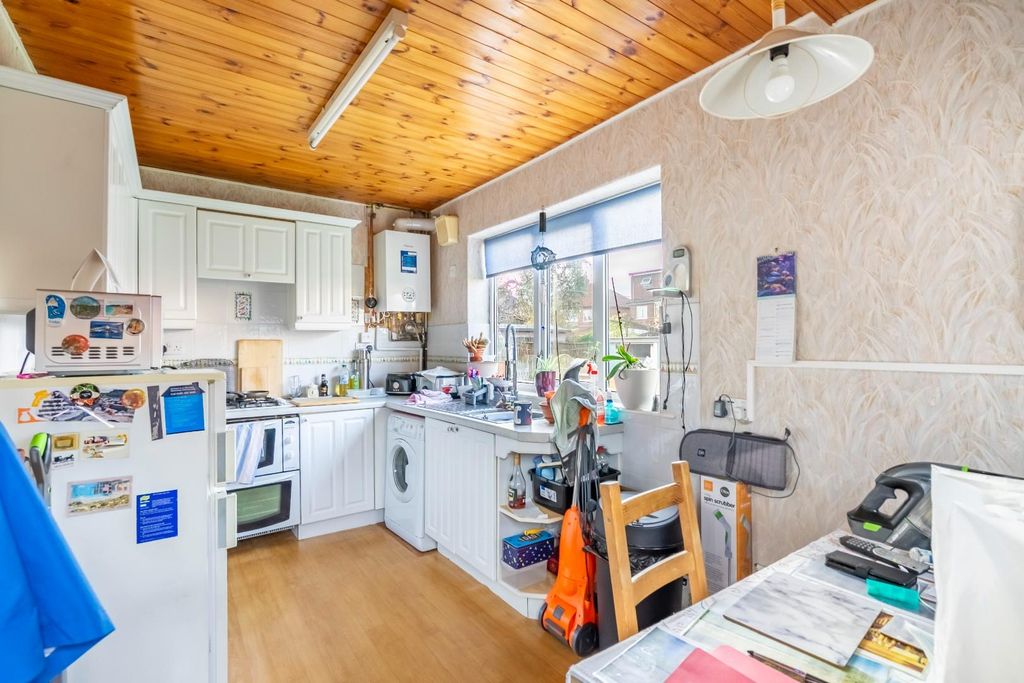 Property photo 3 of 11 Kitchen