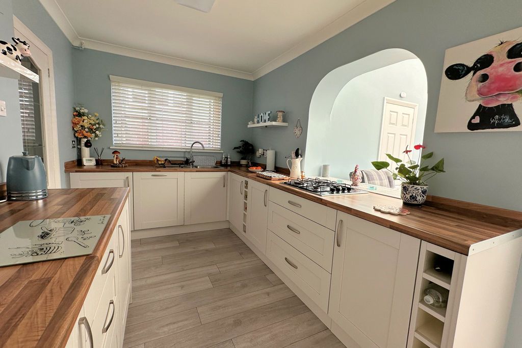 Property photo 3 of 19 Kitchen Area