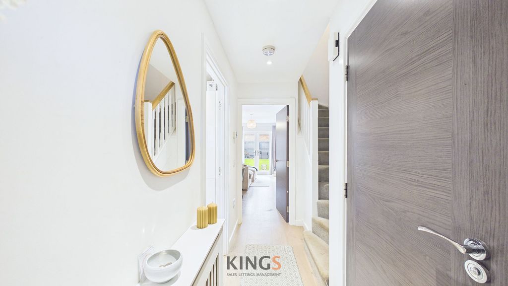 Property photo 2 of 18 Hallway
