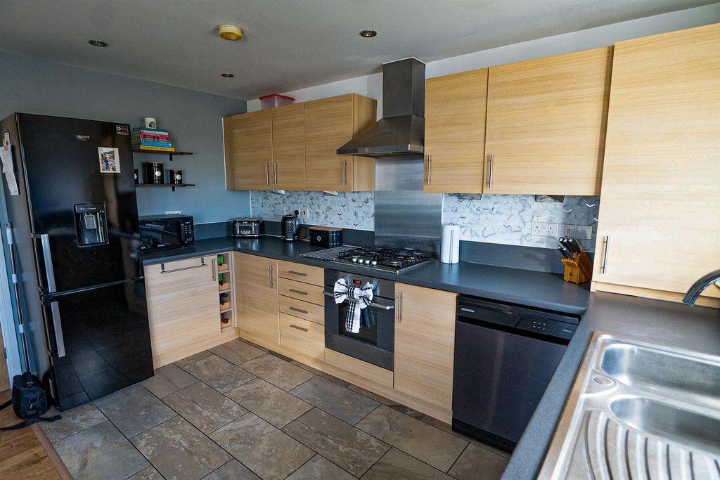 Property photo 3 of 17 Kitchen