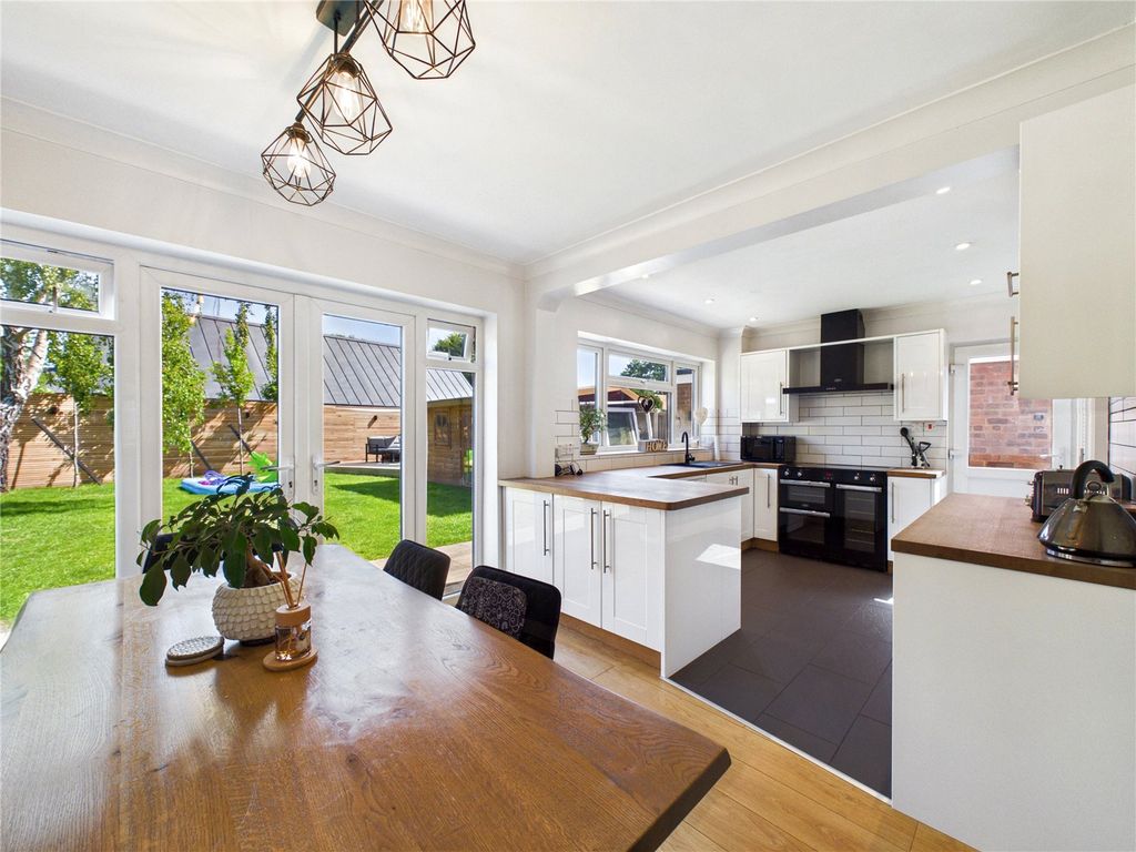 Property photo 1 of 17 Diner / Kitchen