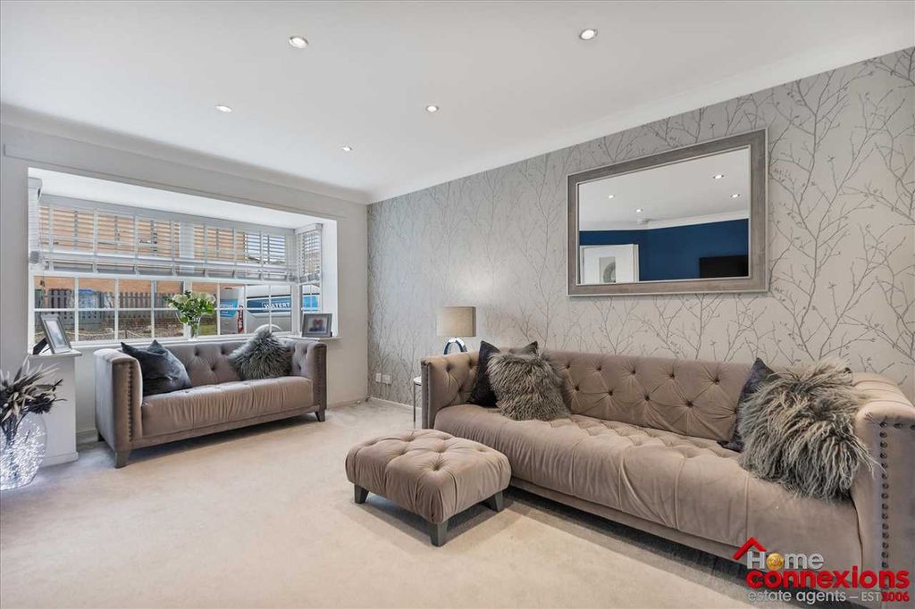 Property photo 2 of 33 Lounge (1)