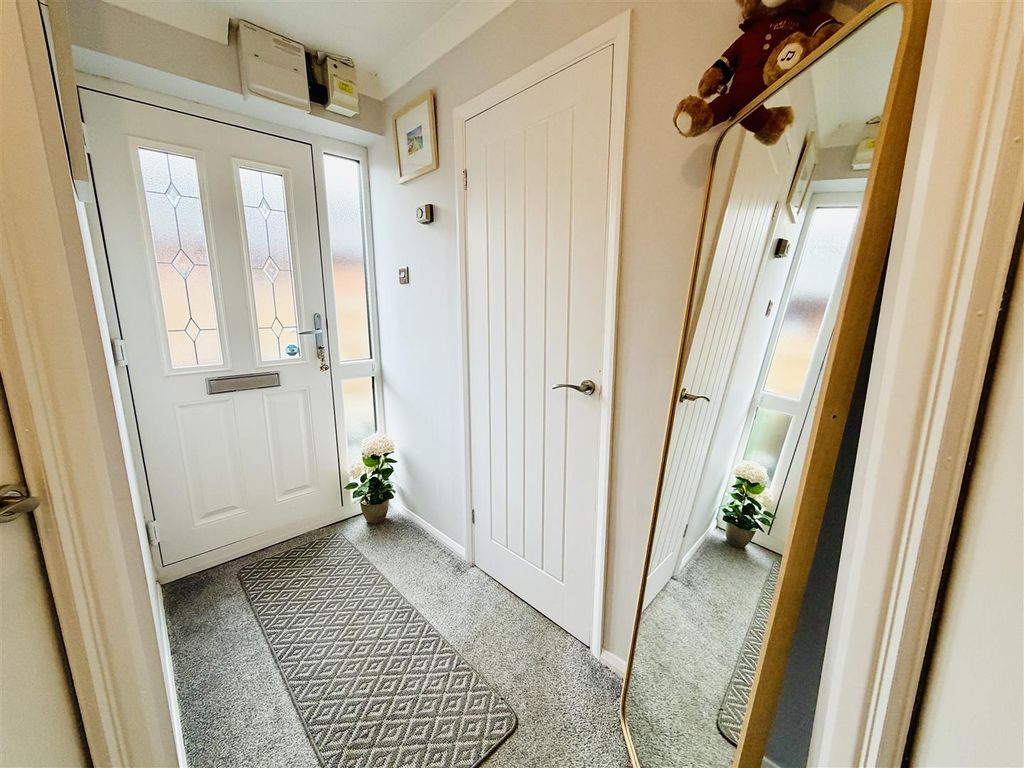 Property photo 2 of 16 Entrance Hall