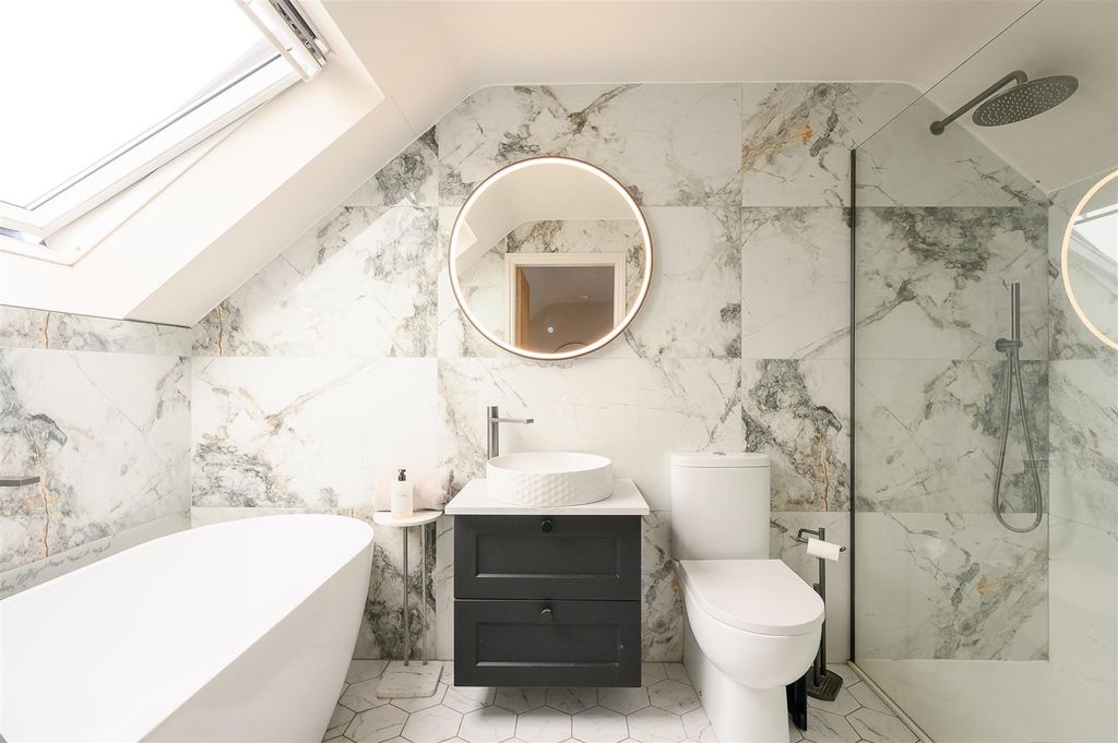 Property photo 2 of 11 Bathroom