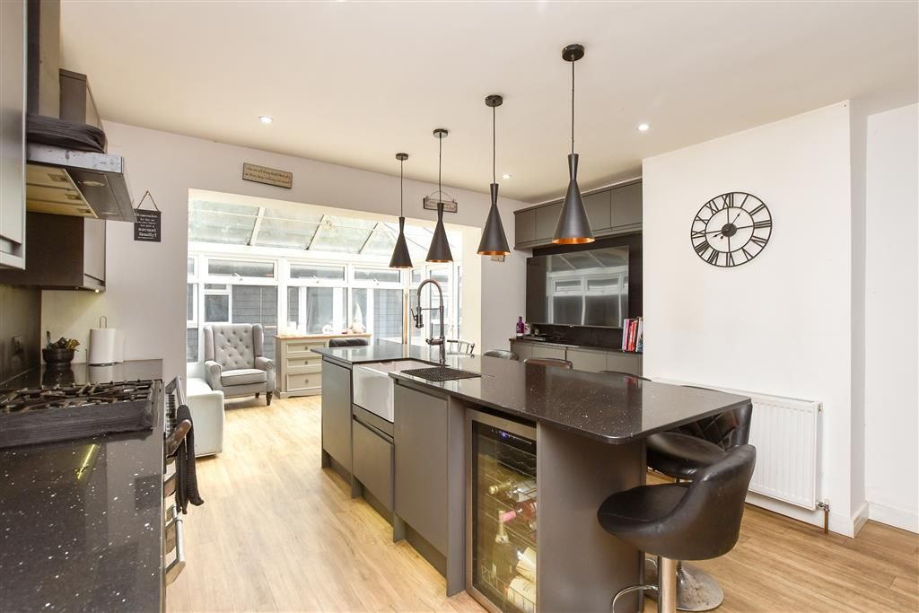 Property photo 2 of 19 Kitchen/Breakfast Area